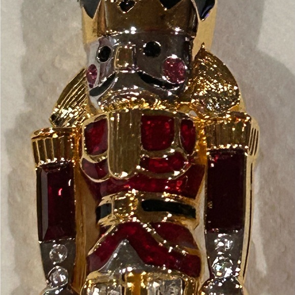 VINTAGE MONET SIGNED NUTCRACKER SOLDIER HOLIDAY BROACH PIN…ENAMEL/RHINESTONE - Picture 3 of 7
